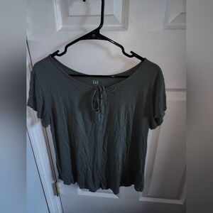 Gap womens short sleeve green top eoth tie in the front. Looks awful on a hanger